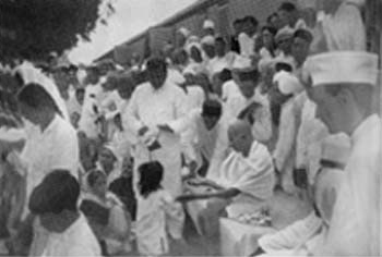 Gandhi collecting money for Harijan Fund on a railway platform, Bhavnagar, July 1934
