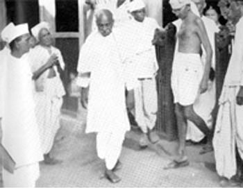 Gandhi with Sardar Patel visits plague-stricken villages in Borsad, May 1935