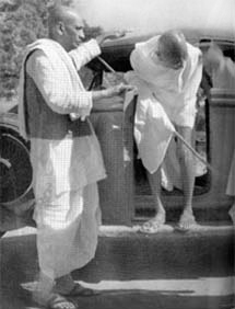 Gandhi accompanied by Vallabhbhai Patel 