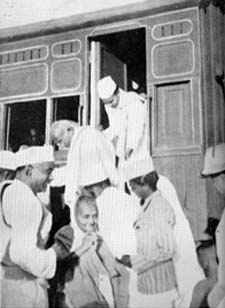 Gandhi arrives with Kasturba at Rajkot, 1939