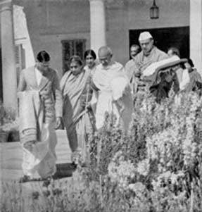 Gandhi with Sarojini Naidu starting for an interview with the Viceroy, Delhi, March 15, 1939