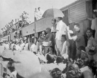 Gandhi addressing the people on the railway platform at Kushtia, November 6, 1946