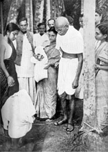 Gandhi giving solace to the sufferers of Noakhali, December 1946