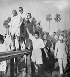 Gandhi with Abdul Gaffar Khan during the tour of Jahanabad, Bihar, March 28, 1947